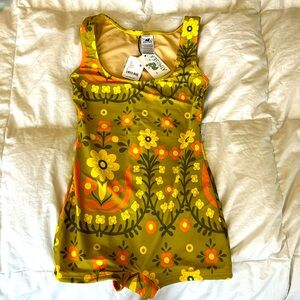 Atmosea surf suit - SMALL - brand new.